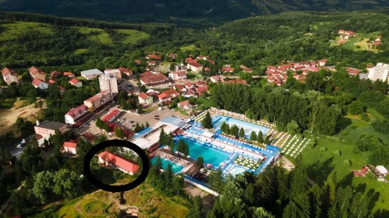 Blick auf ein Resort mit Pool in der Unterkunft Casa D'ANA in Geoagiu-Băi