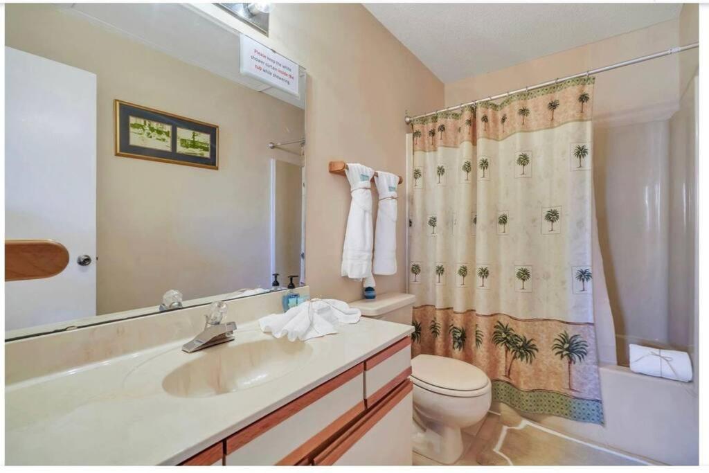 Koupelna v ubytování New listing!!! 4 min walk to the beach!