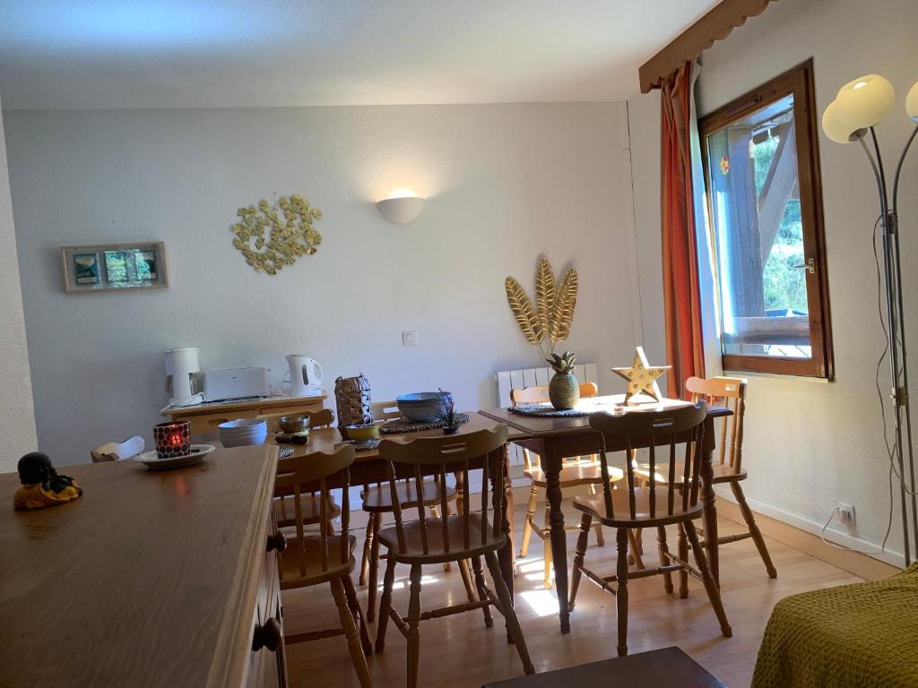 a kitchen with a table and chairs in a room at Pied des pistes, pleine nature in Ustou