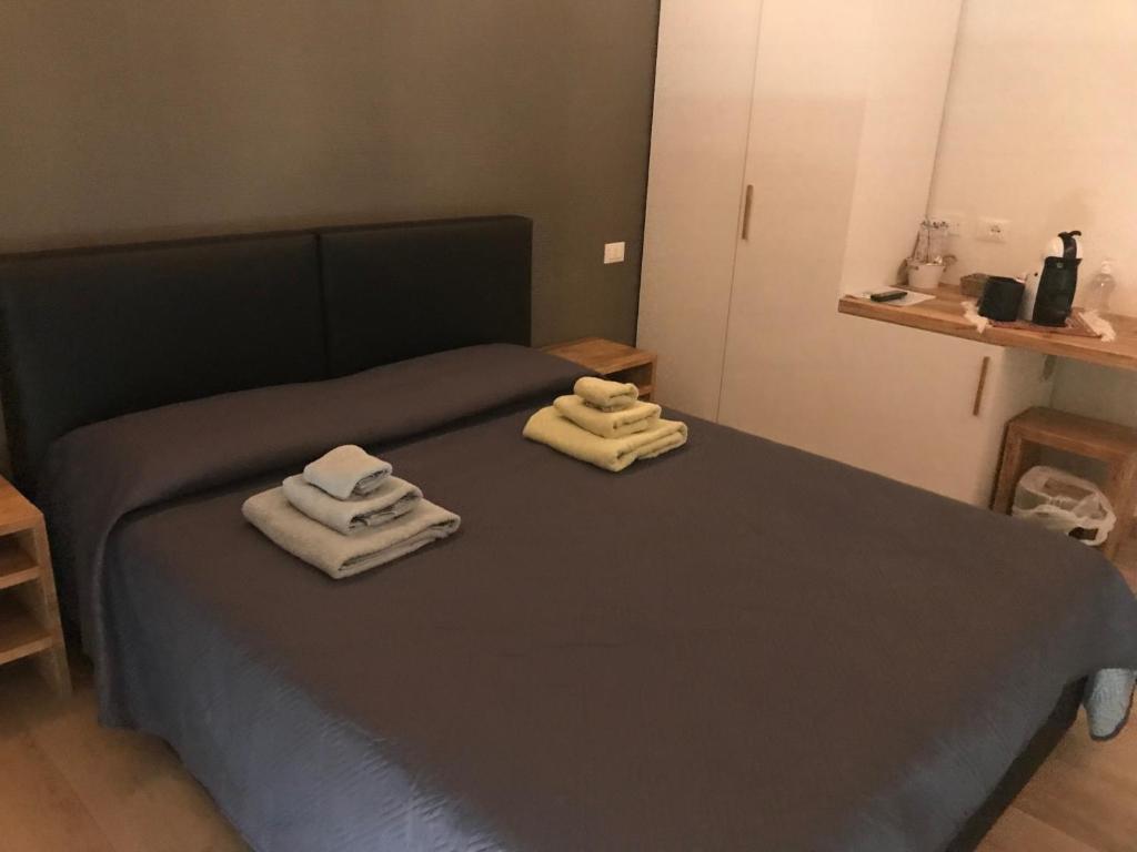 sypialnia z łóżkiem i dwoma ręcznikami na nim w obiekcie Dimora Aurora w mieście Pastrengo