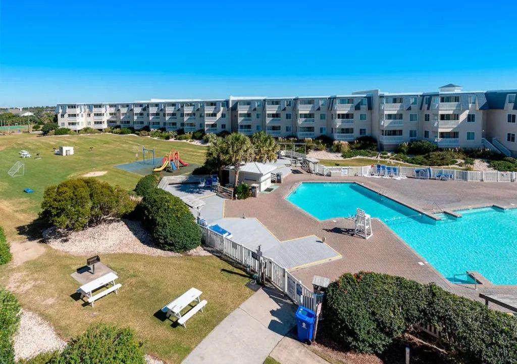 - une vue aérienne sur un complexe d'appartements avec une piscine dans l'établissement A Place At The Beach by TO, à Atlantic Beach