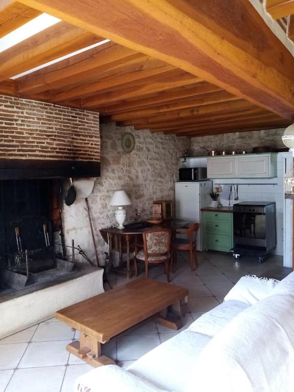 Kuchyňa alebo kuchynka v ubytovaní LA Vinee Gîte max 8 pers, maison familiale