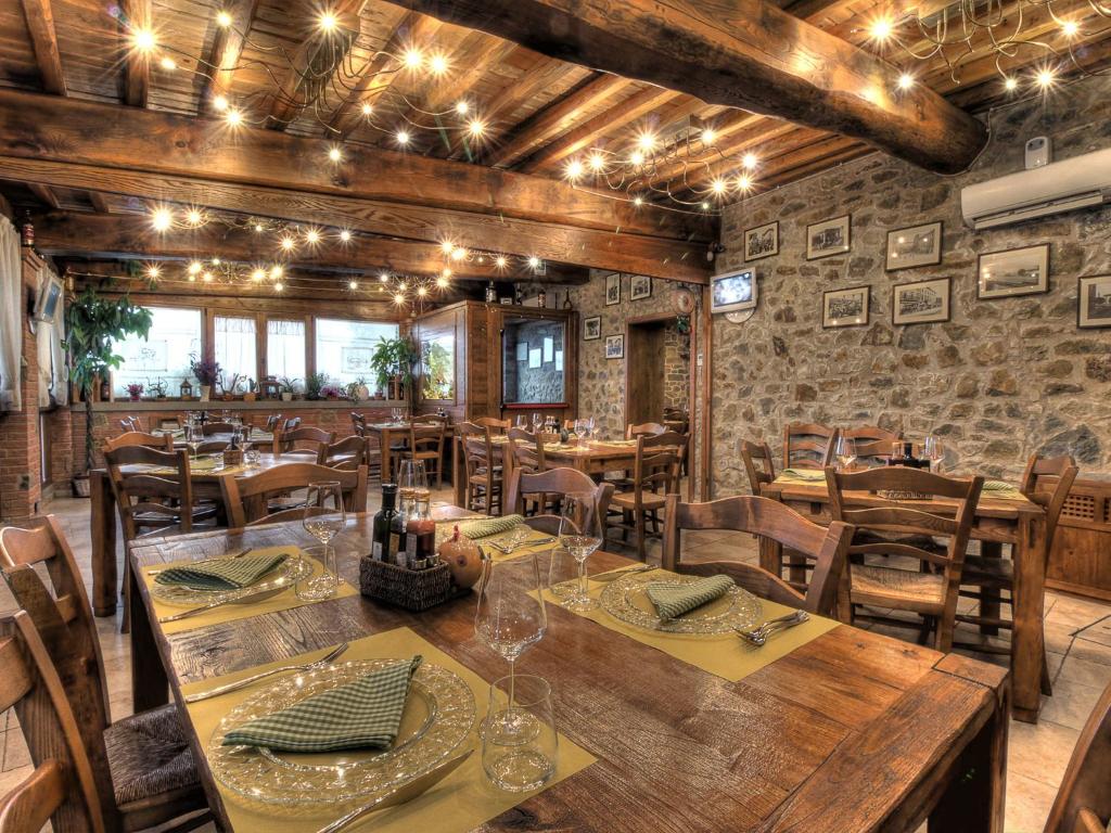 una sala da pranzo con tavoli e sedie in legno di La Locanda di Giulia ad Arezzo