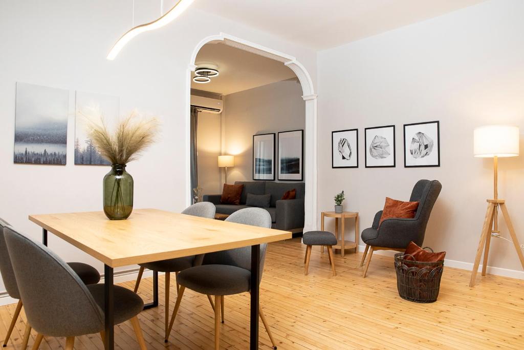 - un salon avec une table et des chaises dans l'établissement Harmony Luxury Apartment, à Thessalonique