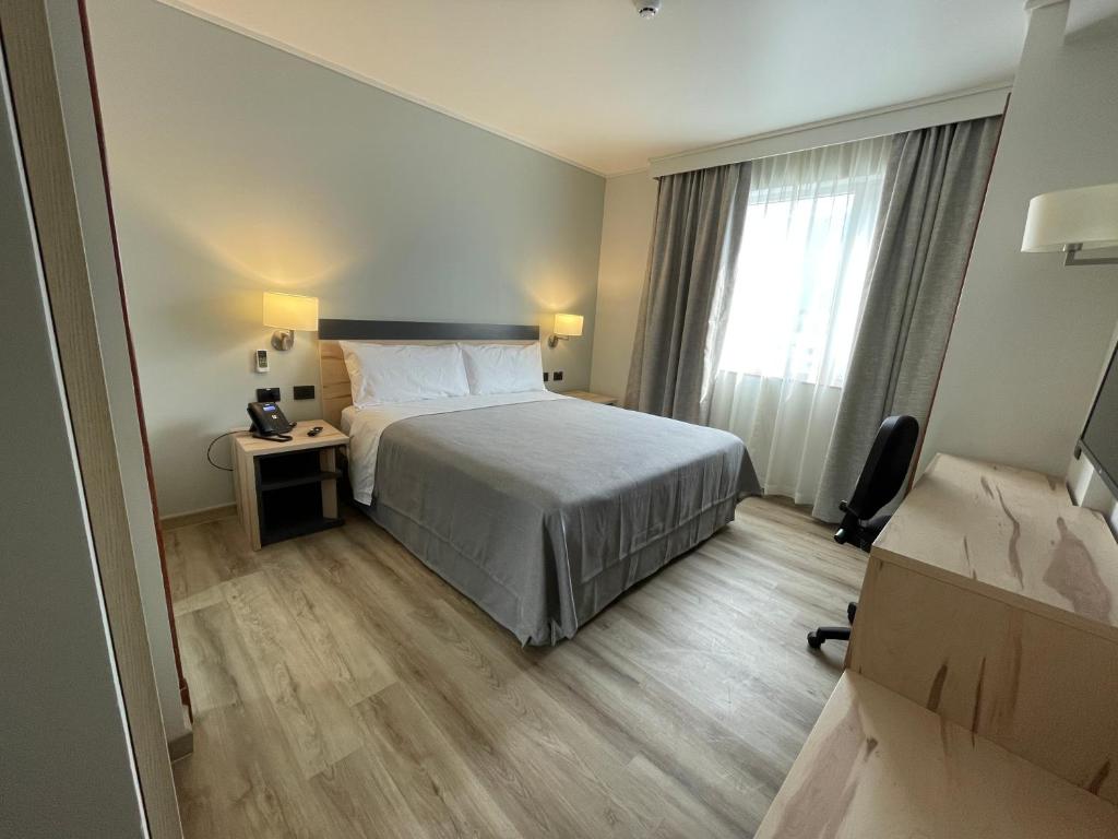 une chambre d'hôtel avec un lit et une fenêtre dans l'établissement Diego de Almagro Providencia Express, à Santiago