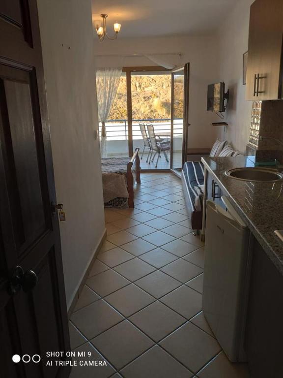 Kuchyň nebo kuchyňský kout v ubytování studio avec piscine et wifi à cabonegro
