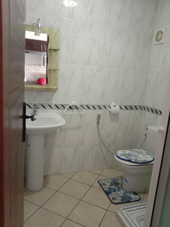 Koupelna v ubytování studio avec piscine et wifi à cabonegro