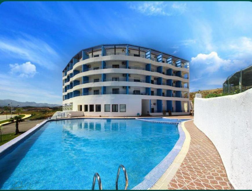 Bazén v ubytování studio avec piscine et wifi à cabonegro nebo v jeho okolí