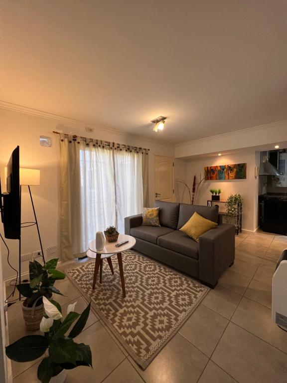 sala de estar con sofá y mesa en Lumiere Apartments - Departamento en Complejo Residencial en Mendoza