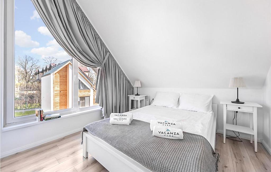 Posteľ alebo postele v izbe v ubytovaní 2 Bedroom Beautiful Home In Nowecin