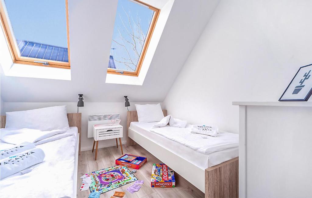 Posteľ alebo postele v izbe v ubytovaní 2 Bedroom Beautiful Home In Nowecin