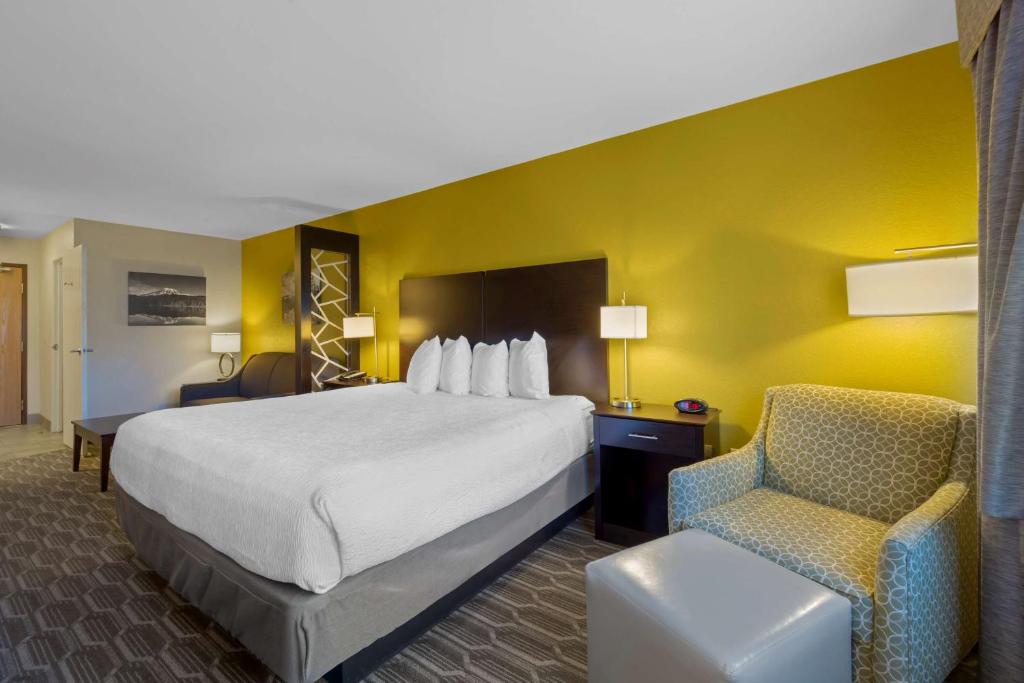 Postel nebo postele na pokoji v ubytování Best Western Plus Wenatchee Downtown Hotel