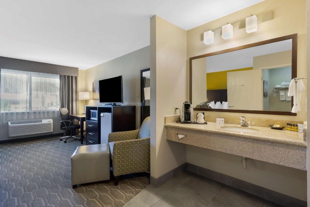 TV a/nebo společenská místnost v ubytování Best Western Plus Wenatchee Downtown Hotel