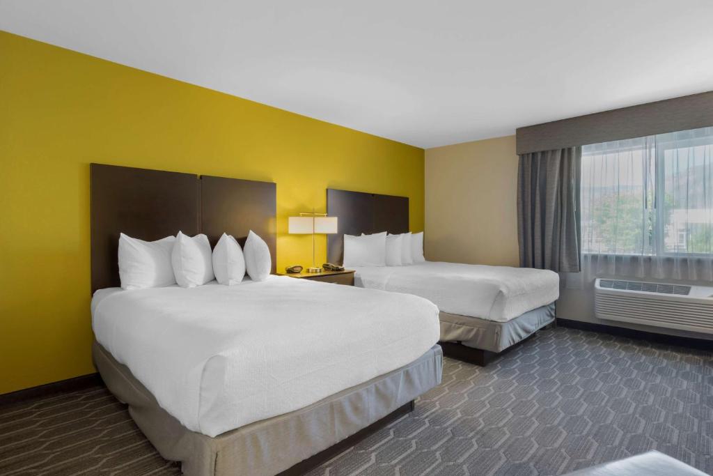 Postel nebo postele na pokoji v ubytování Best Western Plus Wenatchee Downtown Hotel
