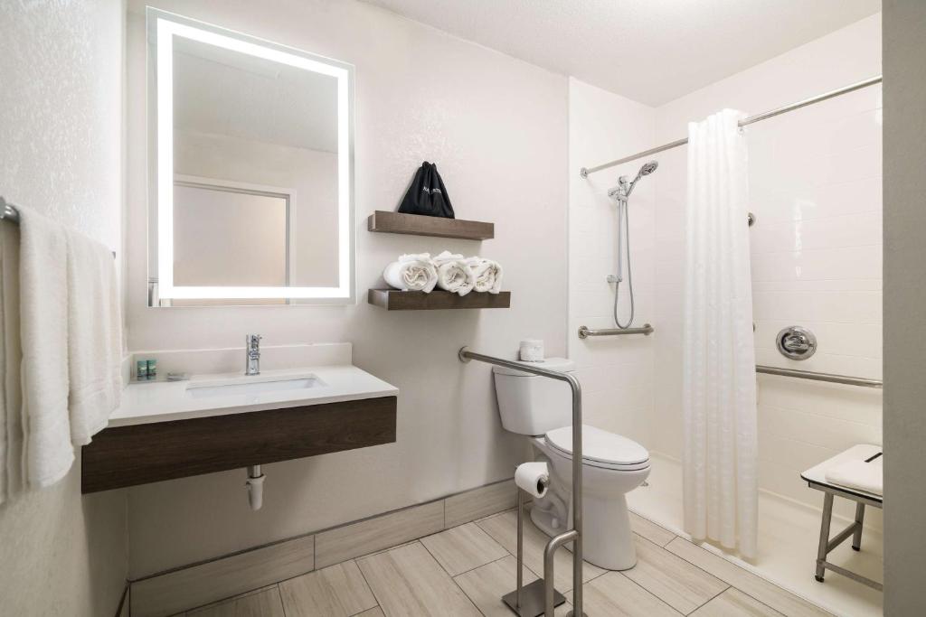 Sustainability certification Best Western Plymouth Inn-White Mountains - Queen Room With Two Queen Beds And Mobility Accessible Roll-In Shower