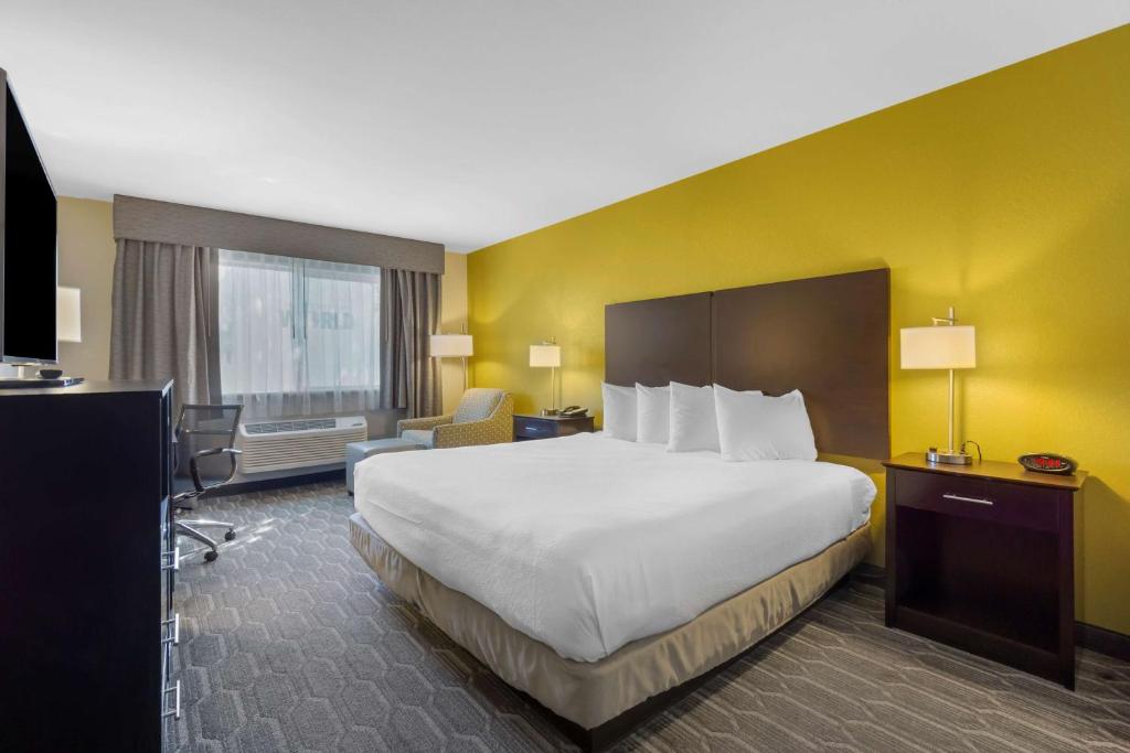Postel nebo postele na pokoji v ubytování Best Western Plus Wenatchee Downtown Hotel