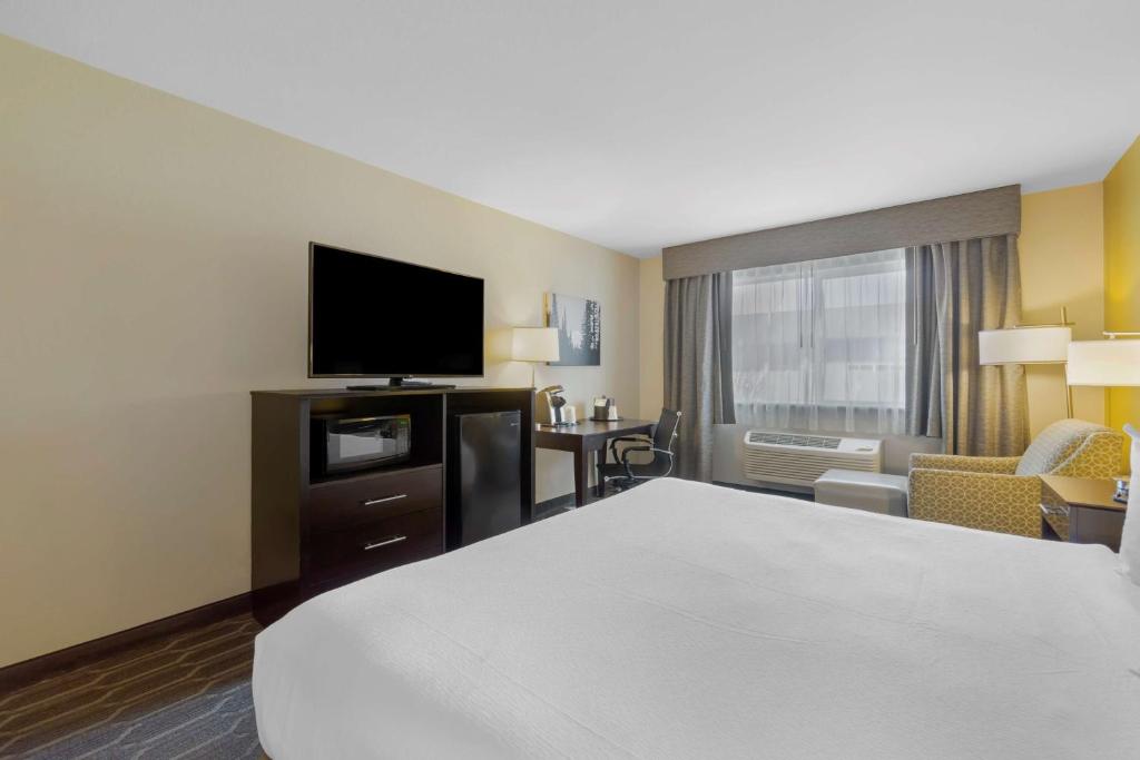 TV a/nebo společenská místnost v ubytování Best Western Plus Wenatchee Downtown Hotel