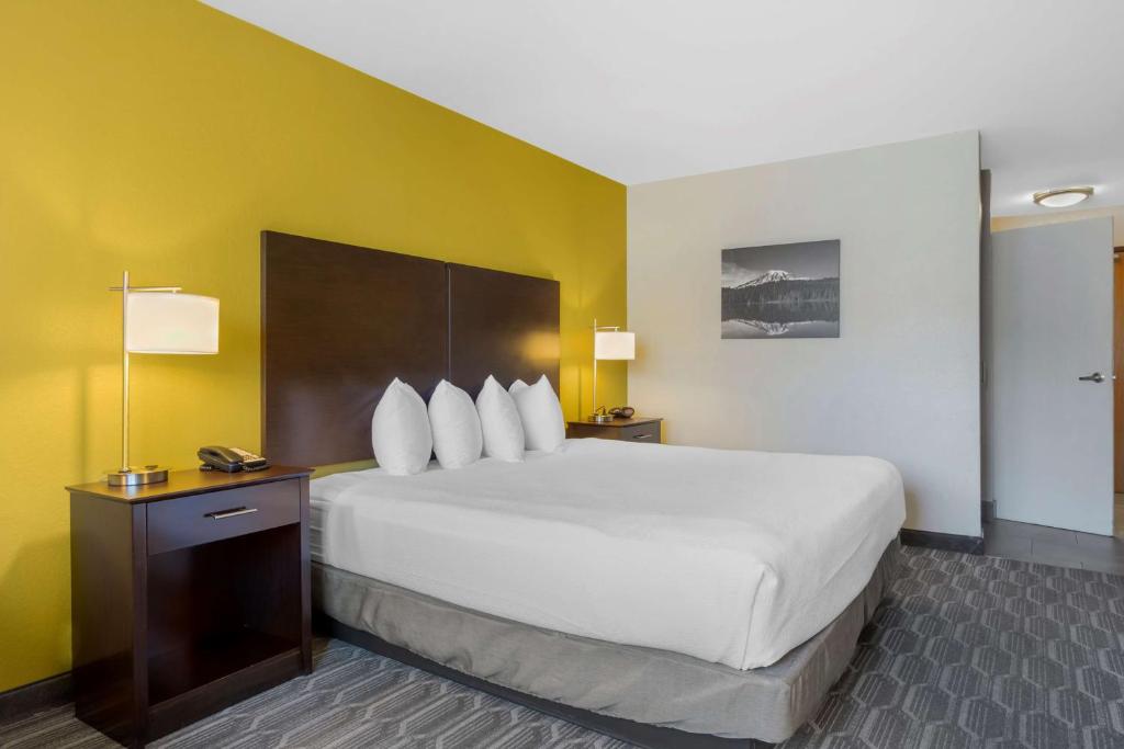 Postel nebo postele na pokoji v ubytování Best Western Plus Wenatchee Downtown Hotel