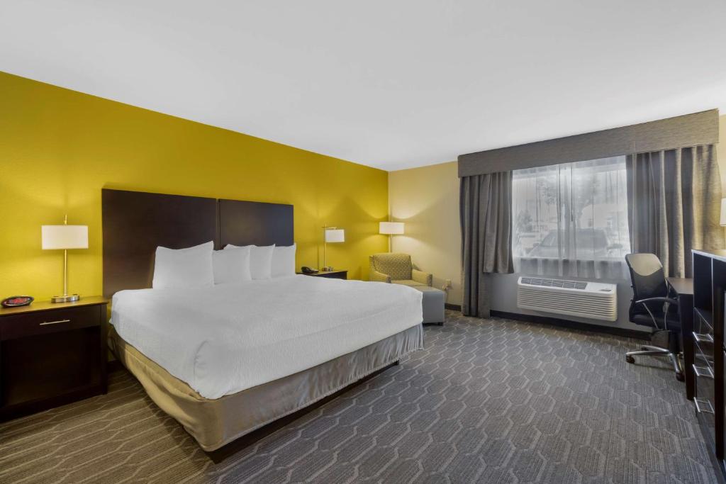 Postel nebo postele na pokoji v ubytování Best Western Plus Wenatchee Downtown Hotel