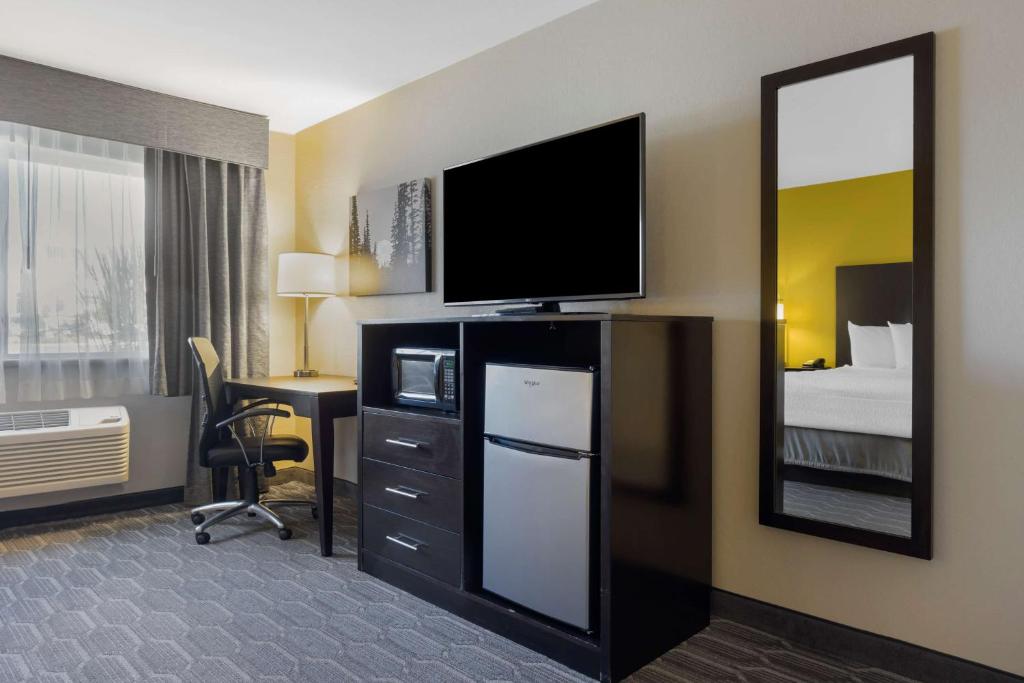 TV a/nebo společenská místnost v ubytování Best Western Plus Wenatchee Downtown Hotel