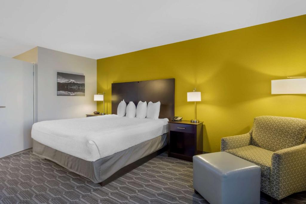Postel nebo postele na pokoji v ubytování Best Western Plus Wenatchee Downtown Hotel