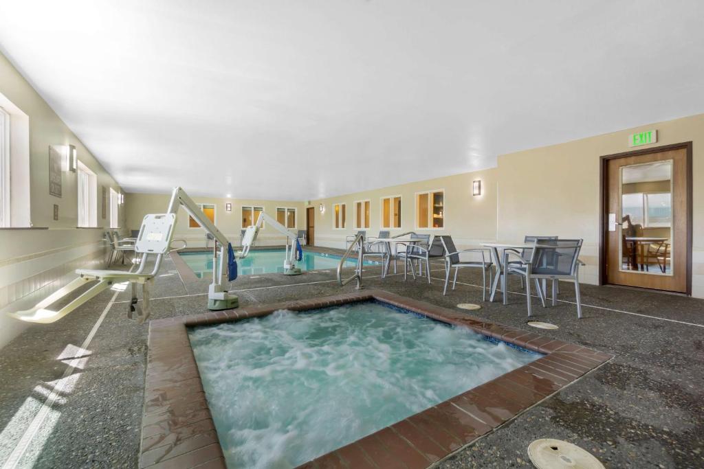 Bazén v ubytování Best Western Plus Wenatchee Downtown Hotel nebo v jeho okolí