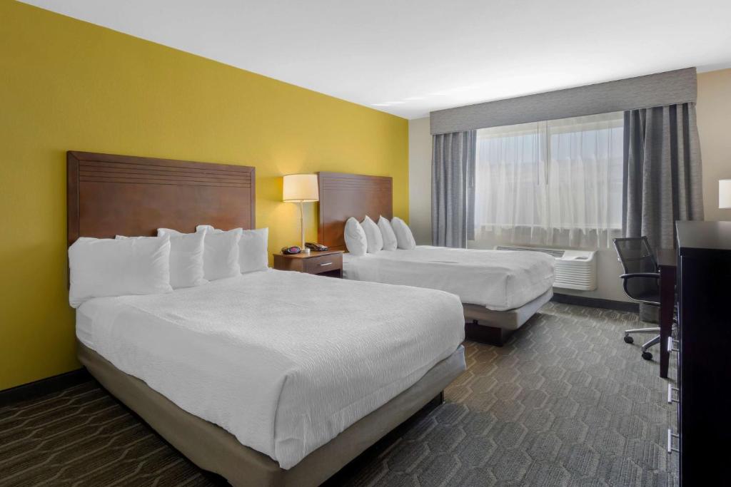 Postel nebo postele na pokoji v ubytování Best Western Plus Wenatchee Downtown Hotel