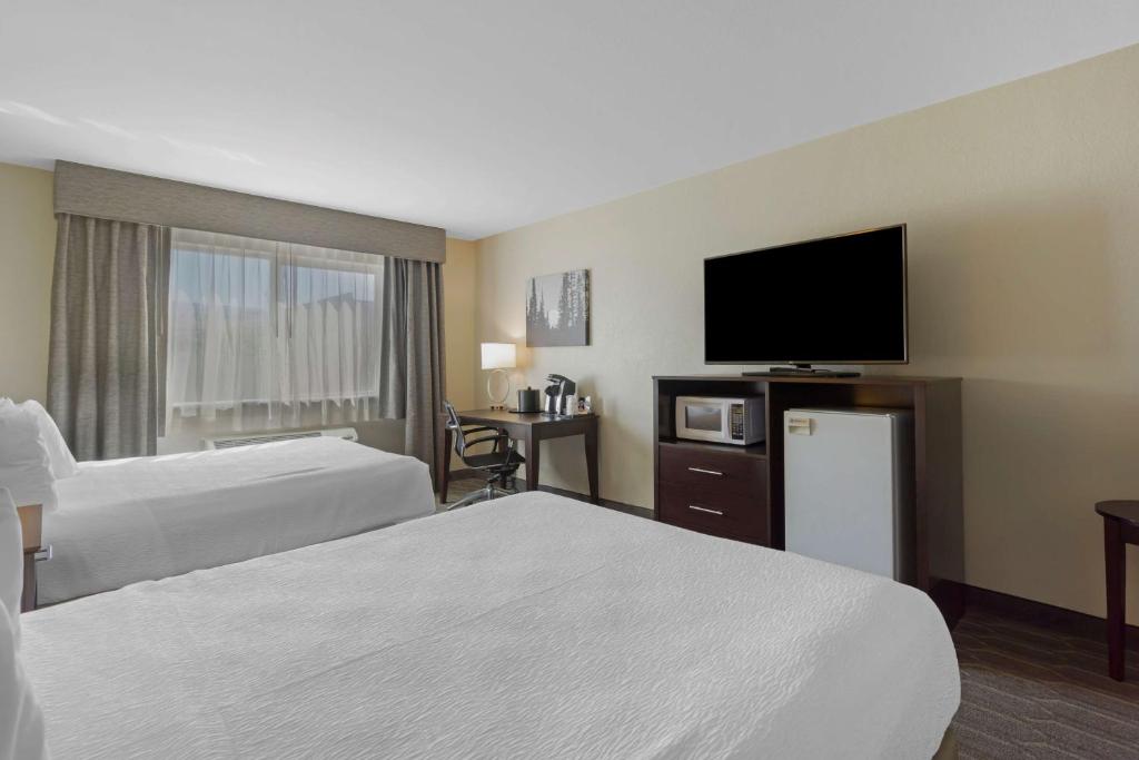 Postel nebo postele na pokoji v ubytování Best Western Plus Wenatchee Downtown Hotel