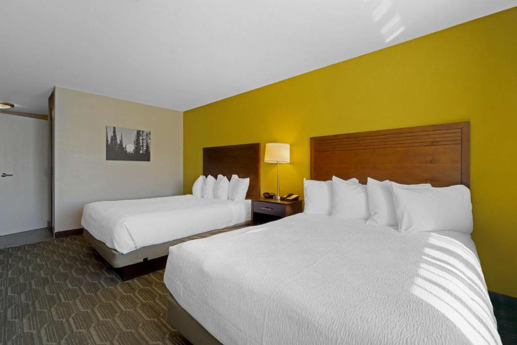 Postel nebo postele na pokoji v ubytování Best Western Plus Wenatchee Downtown Hotel