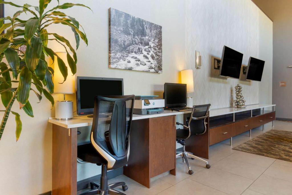TV a/nebo společenská místnost v ubytování Best Western Plus Wenatchee Downtown Hotel