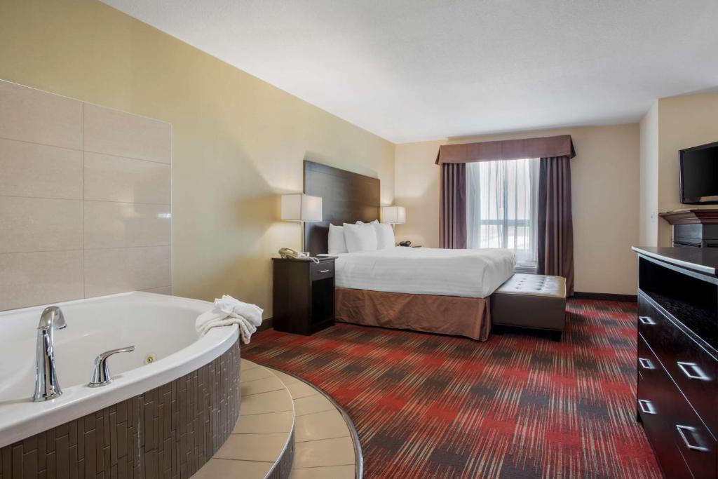 Postel nebo postele na pokoji v ubytování Best Western Plus Red Deer Inn & Suite