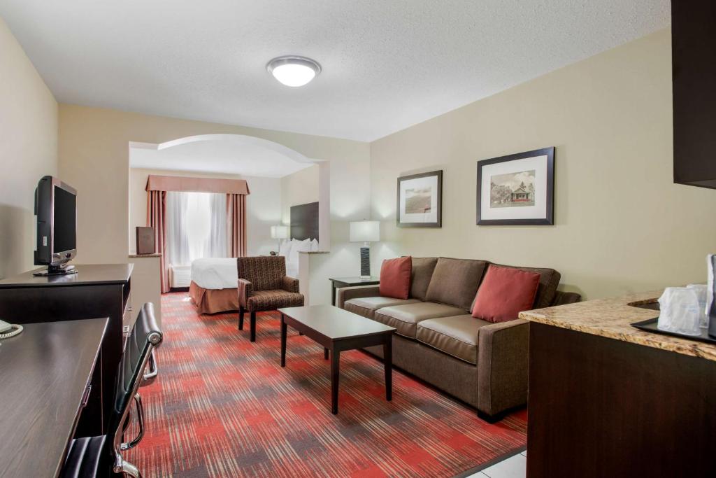 TV a/nebo společenská místnost v ubytování Best Western Plus Red Deer Inn & Suite