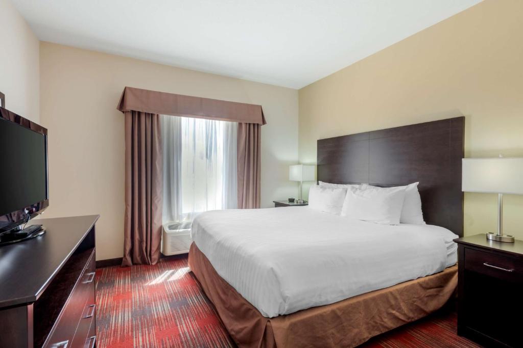 Postel nebo postele na pokoji v ubytování Best Western Plus Red Deer Inn & Suite
