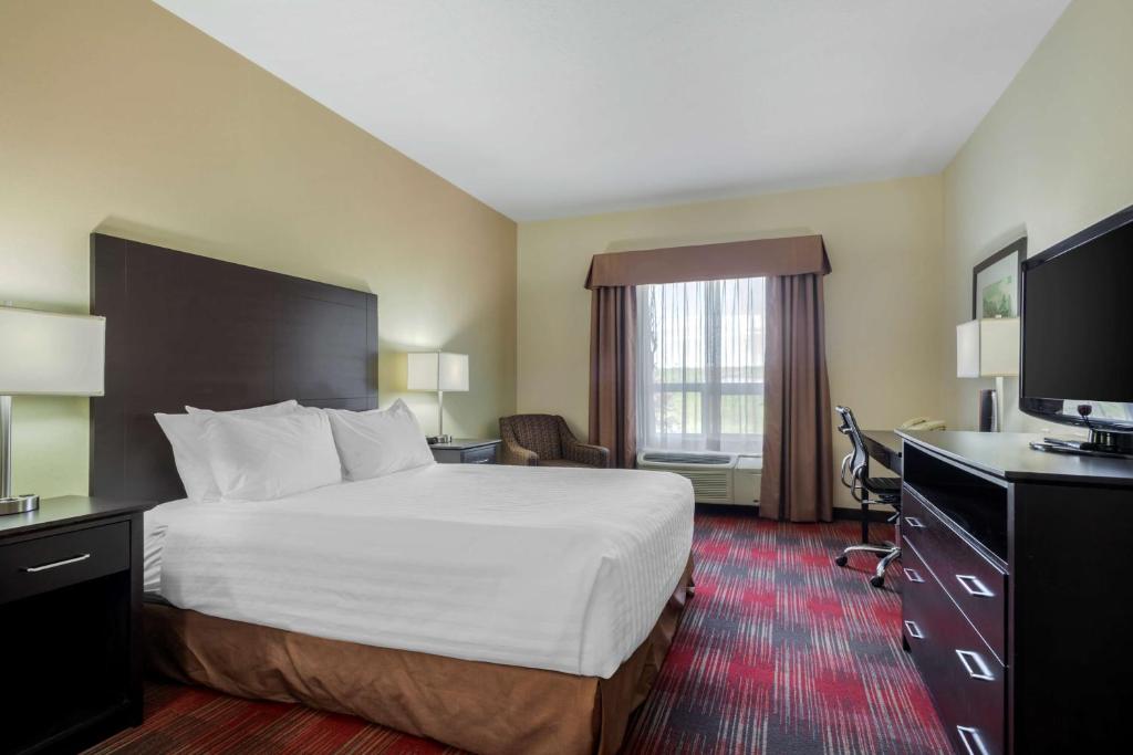 TV a/nebo společenská místnost v ubytování Best Western Plus Red Deer Inn & Suite