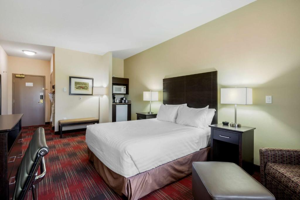 Postel nebo postele na pokoji v ubytování Best Western Plus Red Deer Inn & Suite
