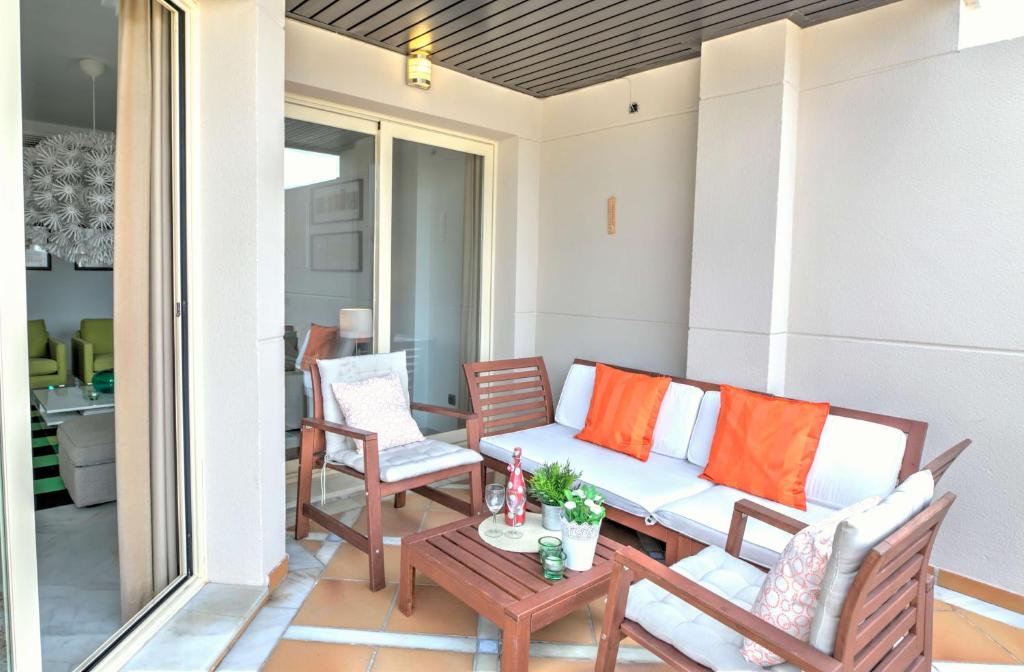 A seating area at Colorlife Apartment