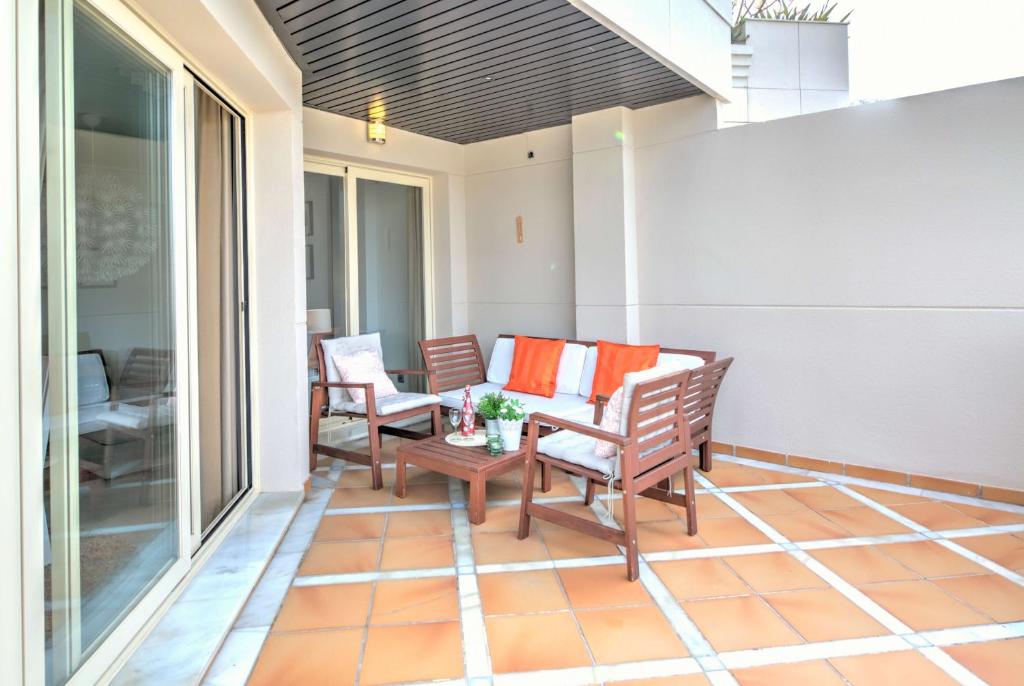 A seating area at Colorlife Apartment