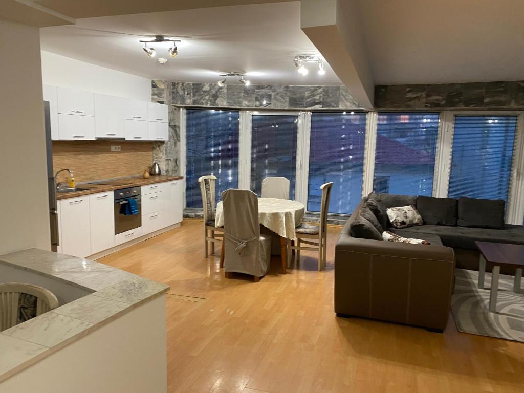 Spacious apartment on Main Street (City Center) - Hizvo