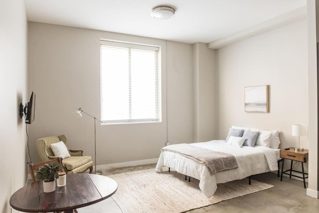Modern Studio Downtown with Hotel Amenities - Housity