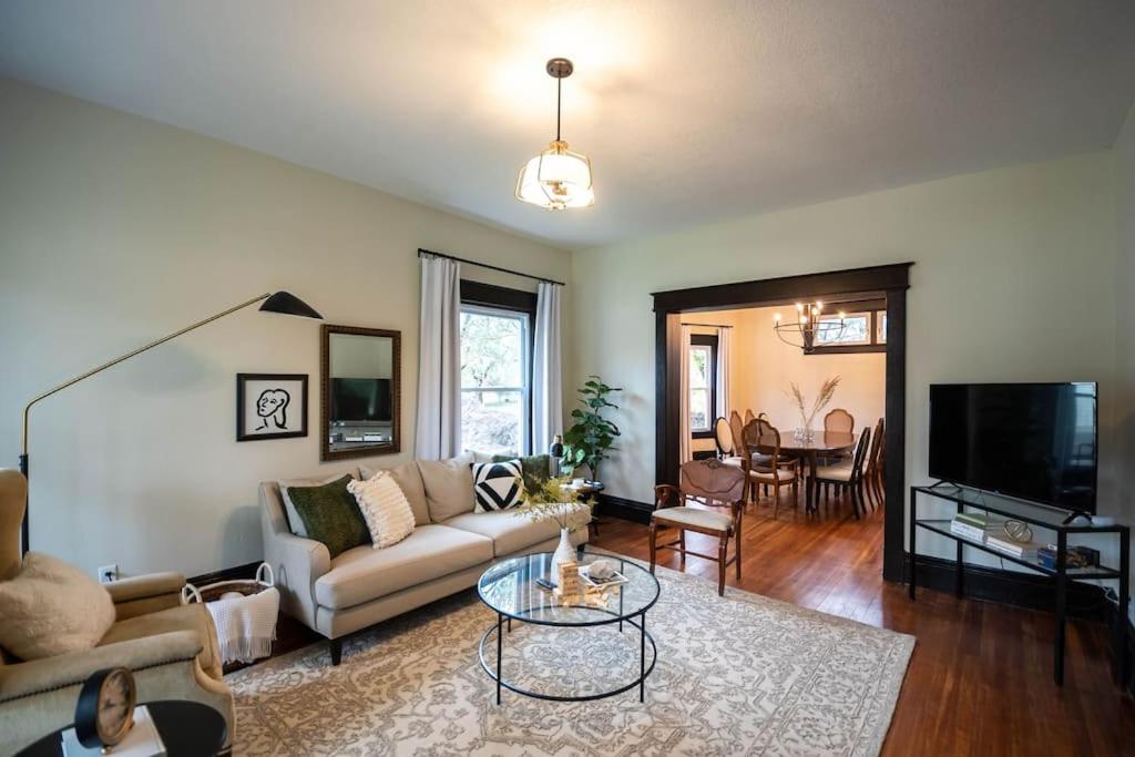 Stylish Large Home with King Bed Near East Village, Des Moines, USA