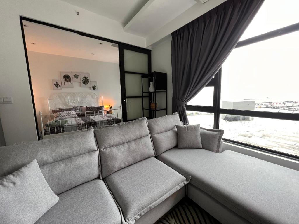 Posezení v ubytování Jesselton Quay Suite by Backyard