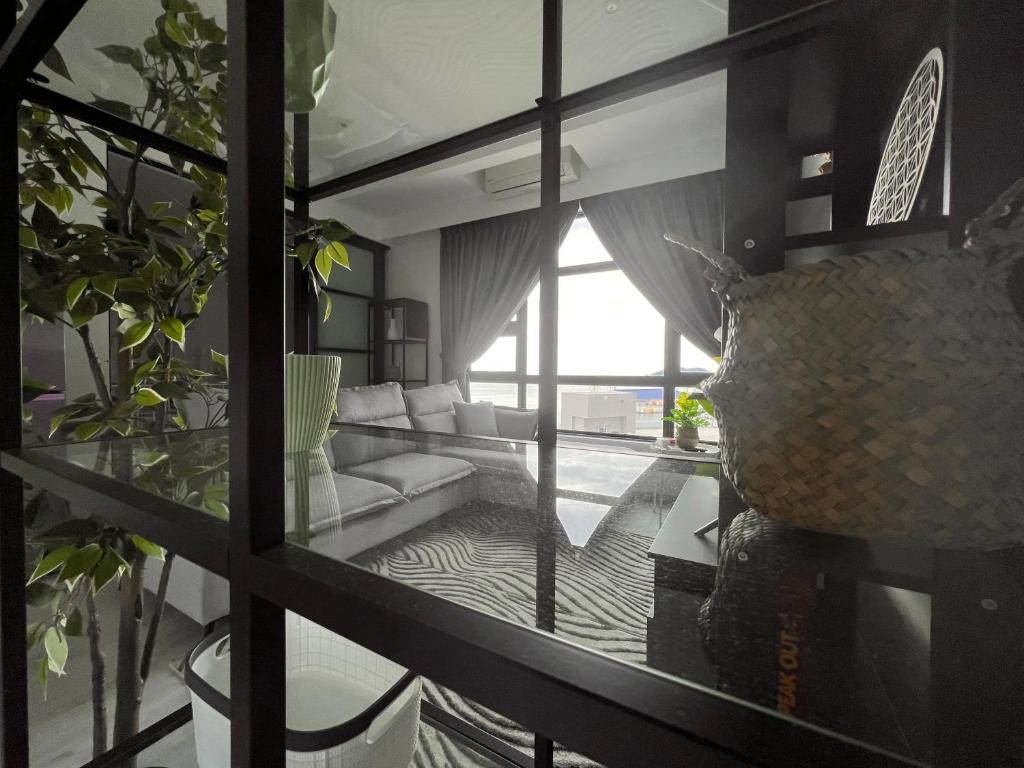 Postel nebo postele na pokoji v ubytování Jesselton Quay Suite by Backyard