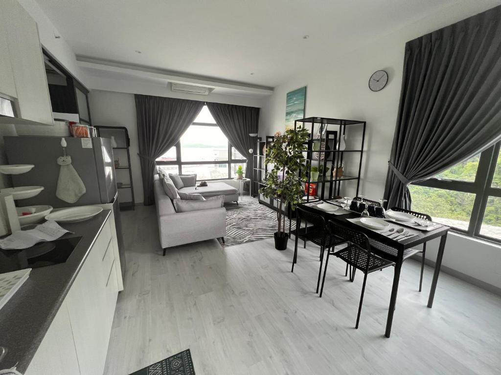 Kuchyň nebo kuchyňský kout v ubytování Jesselton Quay Suite by Backyard