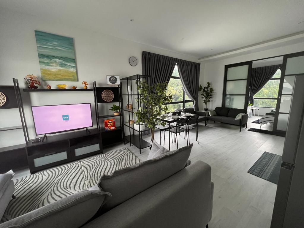 TV a/nebo společenská místnost v ubytování Jesselton Quay Suite by Backyard