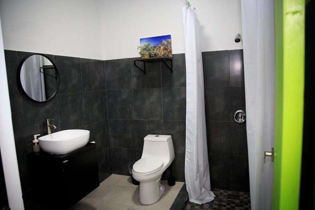 Koupelna v ubytování Nomada Beach Hostel- Isla Verde