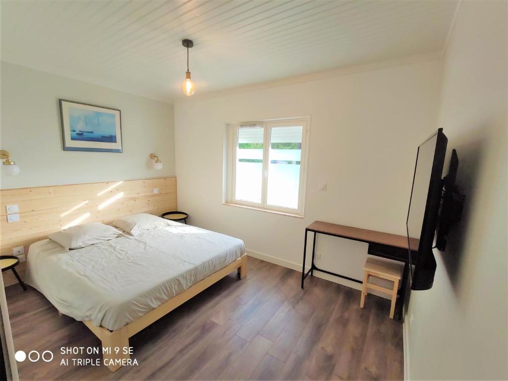 Televízia a/alebo spoločenská miestnosť v ubytovaní Maison des Pommiers - Bord de mer et campagne