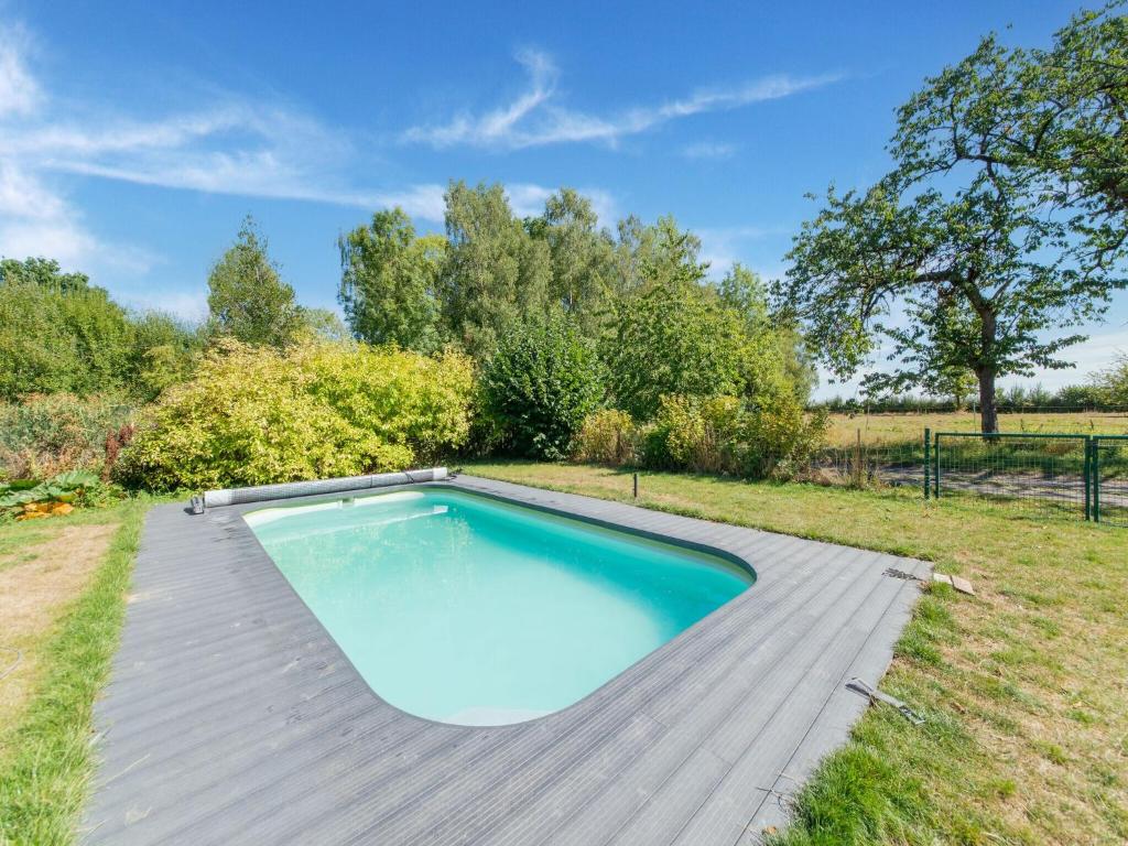 una piscina en una terraza de madera en un patio en Welcoming holiday home in Ohey with garden, en Ohey