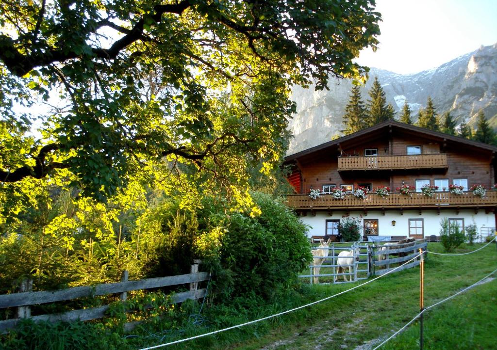 un edificio con una valla delante en Haus Berghild, en Ramsau am Dachstein