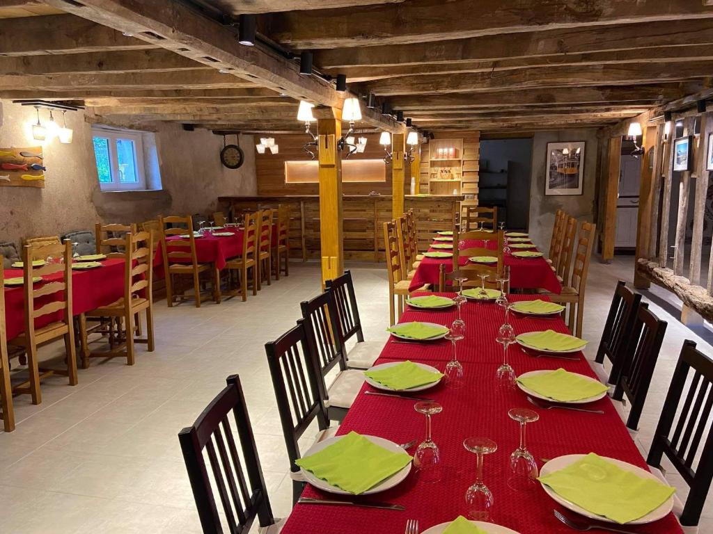 Reštaurácia alebo iné gastronomické zariadenie v ubytovaní Grand Gîte au Berry avec Terrasse, Pétanque et Confort Tout Inclus - Lac d'Eguzon Proche - FR-1-591-355