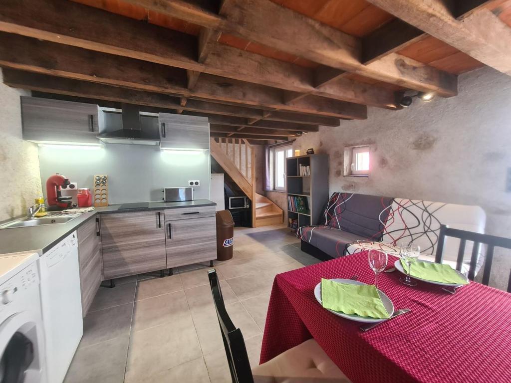 Kuchyňa alebo kuchynka v ubytovaní Grand Gîte au Berry avec Terrasse, Pétanque et Confort Tout Inclus - Lac d'Eguzon Proche - FR-1-591-355